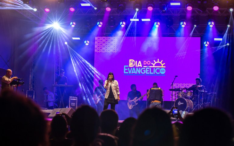 Fiéis prestigiam primeira noite de comemorações ao Dia do Evangélico