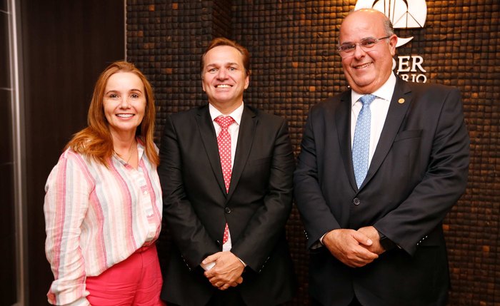 Magno Vitório com a irmã Morgana Fragoso e o desembargador Tourinho (D) Magno Vitório com a irmã Morgana Fragoso e o desembargador Tourinho (D)
