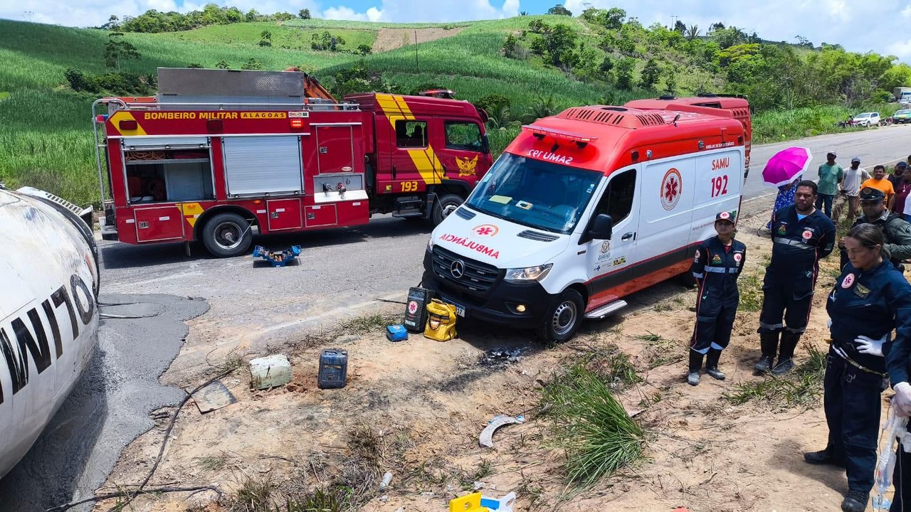 Bombeiros alagoanos resgatam motorista preso às ferragens em acidente na divisa entre AL e PE