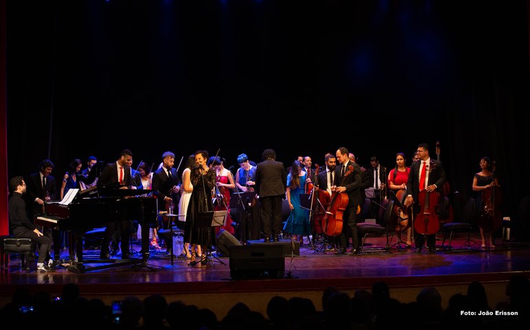 Espetáculo “Piafiana: Uma homenagem a Edith Piaf” a eterna ‘pequena pardal’, exaltando o amor no palco do Teatro Deodoro