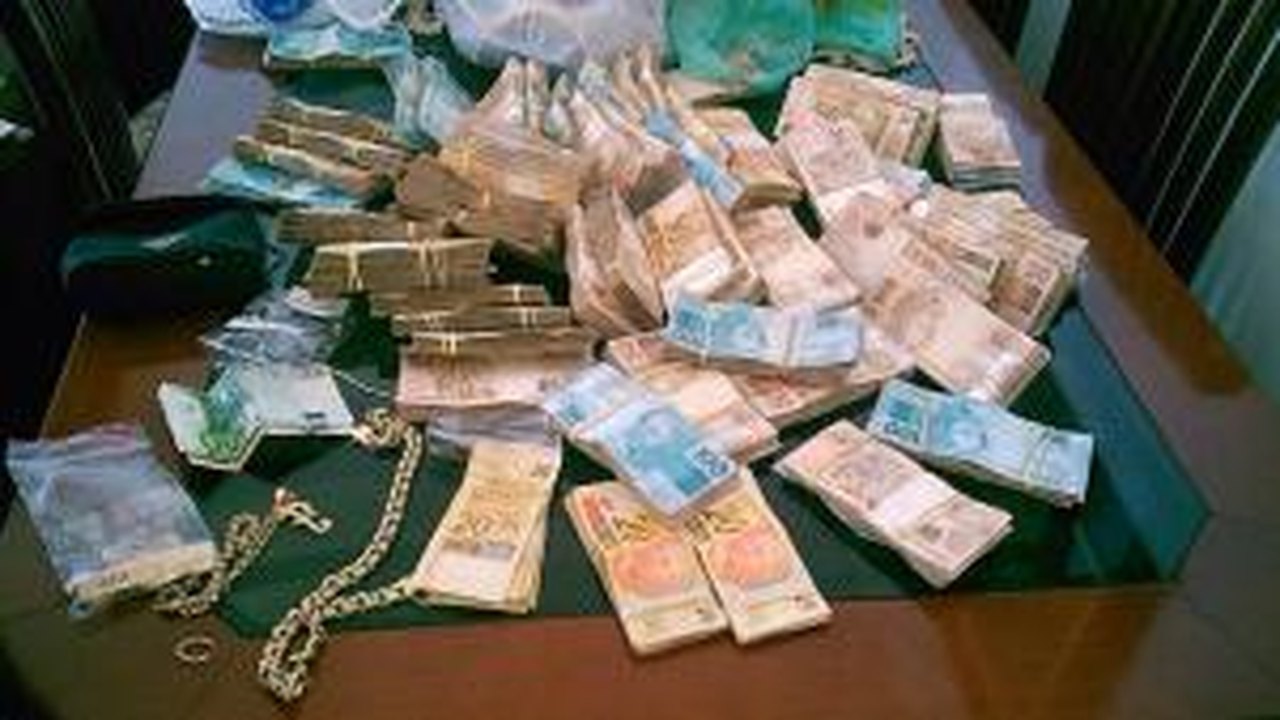 Operação apreende mais de R$ 300 mil nas casas de policiais militares no Rio