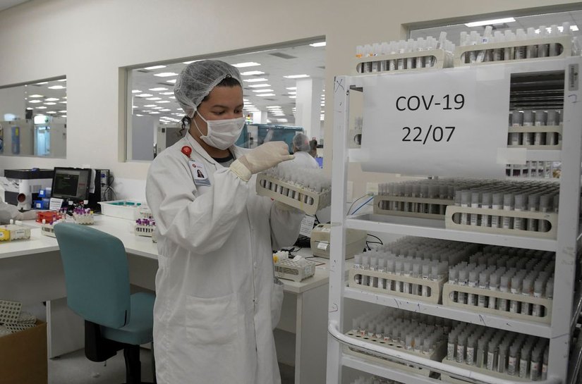 Todas as hipóteses sobre as origens da Covid-19 'permanecem na mesa', diz chefe da OMS