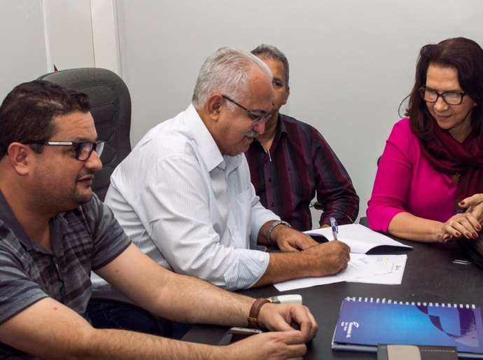 Teófilo sanciona lei que torna o ASA Patrimônio Histórico e Cultural Imaterial de Arapiraca