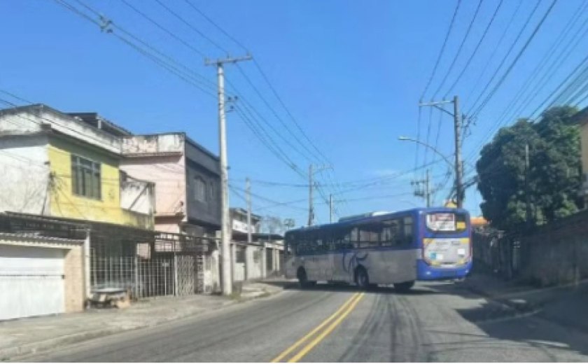 Criminosos sequestram pelo menos 12 ônibus e caminhões para usá-los como barricadas contra a PM no RJ