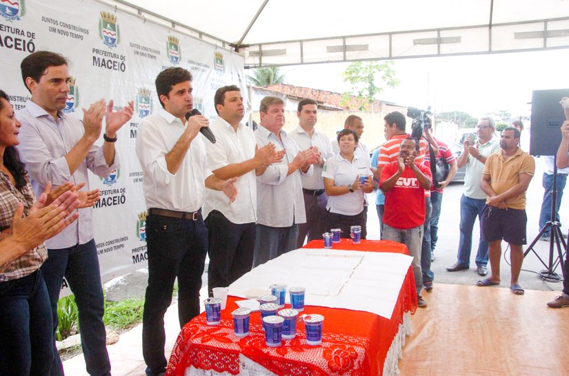 Rui assina ordem de serviço para construção de praça no João Sampaio II