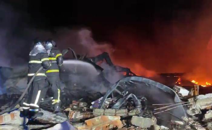 Combate a incêndio em fábrica de Maceió durou mais de 12 horas Combate a incêndio em fábrica de Maceió durou mais de 12 horas