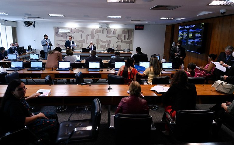 CAS aprova instalação de painéis antidrogas em frente a cada escola pública