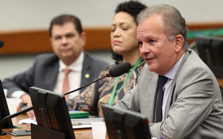 Projeto classifica oficial de justiça como carreira típica de estado