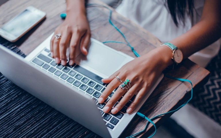 Mês da Mulher: série de livros aborda mais de 60 relatos de mulheres de TI