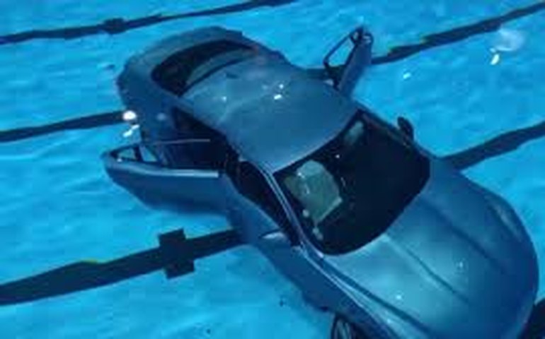 Carro cai em piscina pública após motorista confundir pedais na França
