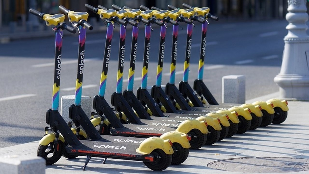 Após acidentes, patinetes elétricos de aluguel são retirados de Paris