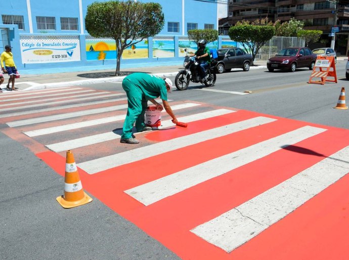 Prefeitura reforça sinalização e pintura de faixas de pedestres em Maceió