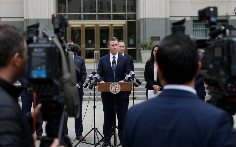 Filho do cineasta Rob Reiner é indiciado pelo assassinato dos pais e pode ser condenado à prisão perpétua ou pena de morte