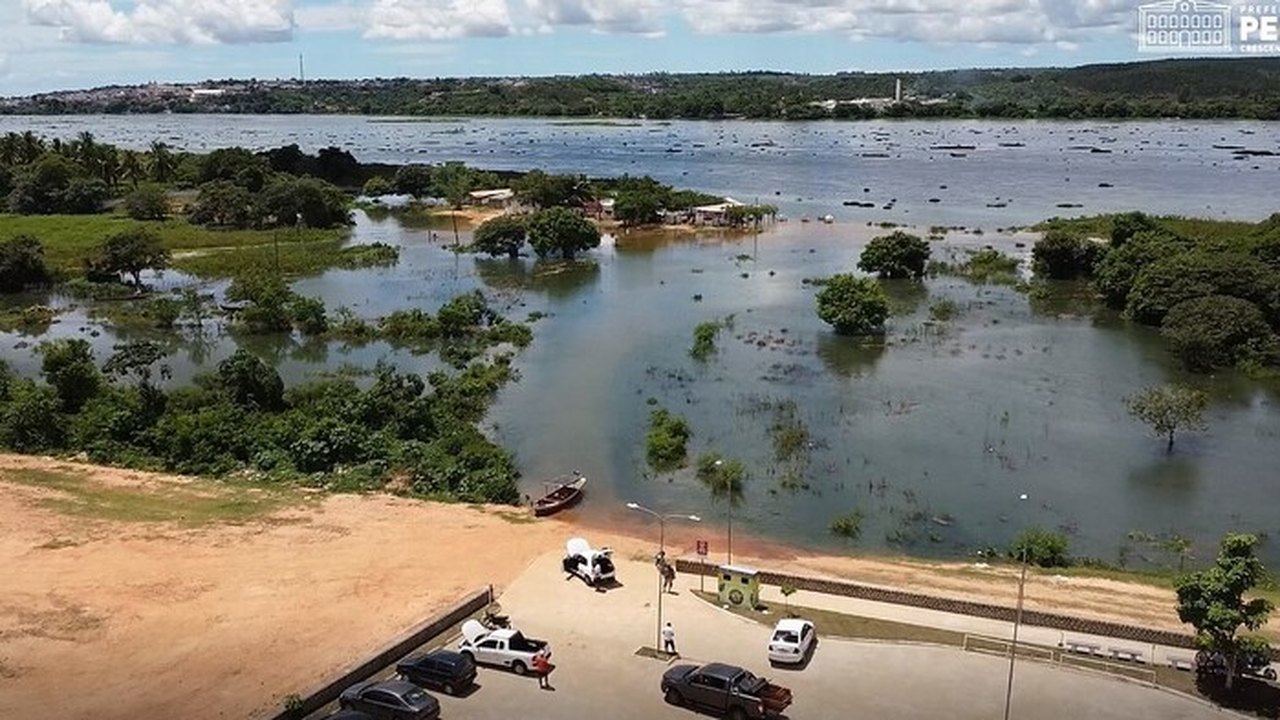 Defesa Civil de Penedo orienta desocupação da Prainha de Penedo