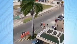 Assaltante desce de motocicleta e parte para cima de vítimas em frente a condomínio na Farolândia, em Aracaju. / Foto: Imagem: Reprodução/TV Atalaia/Redes socias