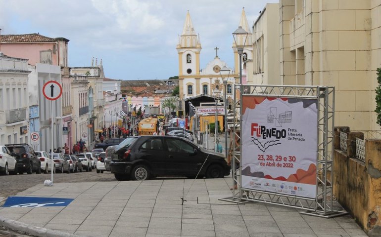 Estudantes aprendem e se divertem com programação da FliPenedo
