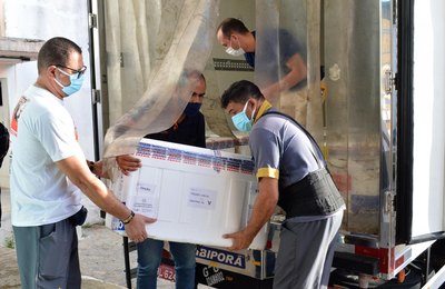 Alagoas distribui 53.392 doses de imunizantes contra a Covid-19 