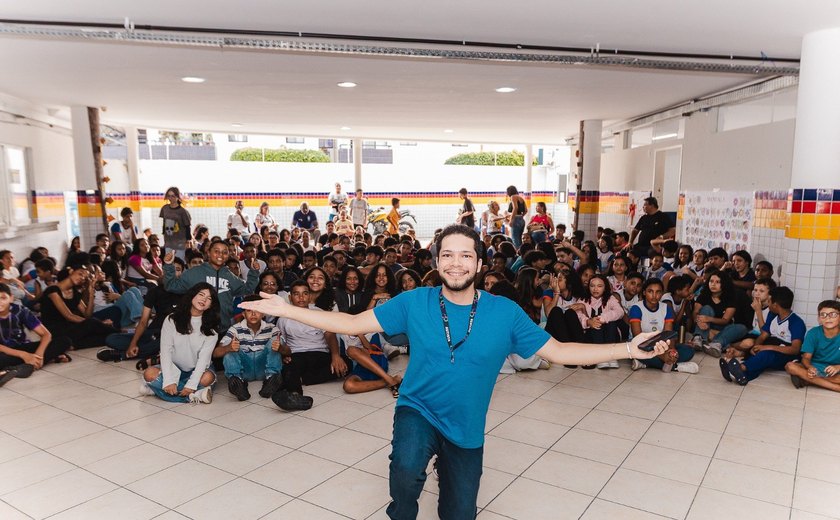 Atividade com palestra e música aborda causa autista em escola municipal