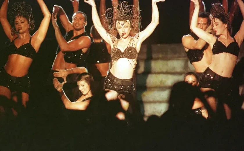 Brasileiro viraliza ao mostrar foto de show de Madonna em 1990 e pedir ingresso para área vip em Copacabana