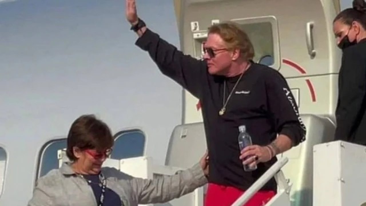 Axl Rose cumprimenta fãs ao chegar em Manaus para show