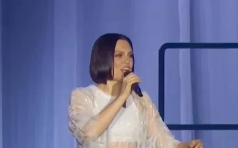 Após acidente de carro na China, cantora Jessie J é hospitalizada com lesão no pescoço