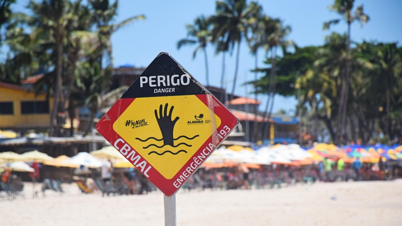 Guarda-vidas salvam turista de afogamento na Praia da Sereia