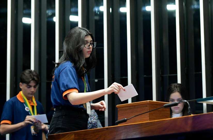 Programa Jovem Senador: estudante alagoana é empossada em Brasília