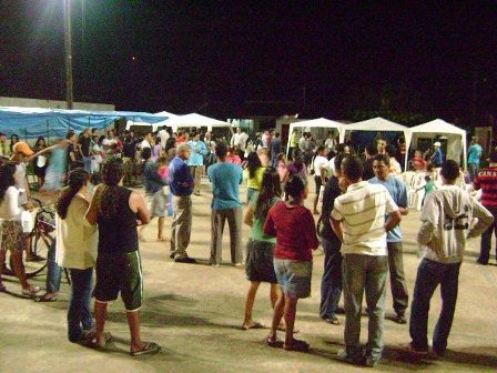 Feira arrecada dinheiro para obra missionária há nove anos