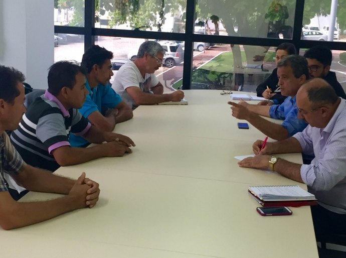 Secretário se reúne com membros do MST para viabilizar melhorias