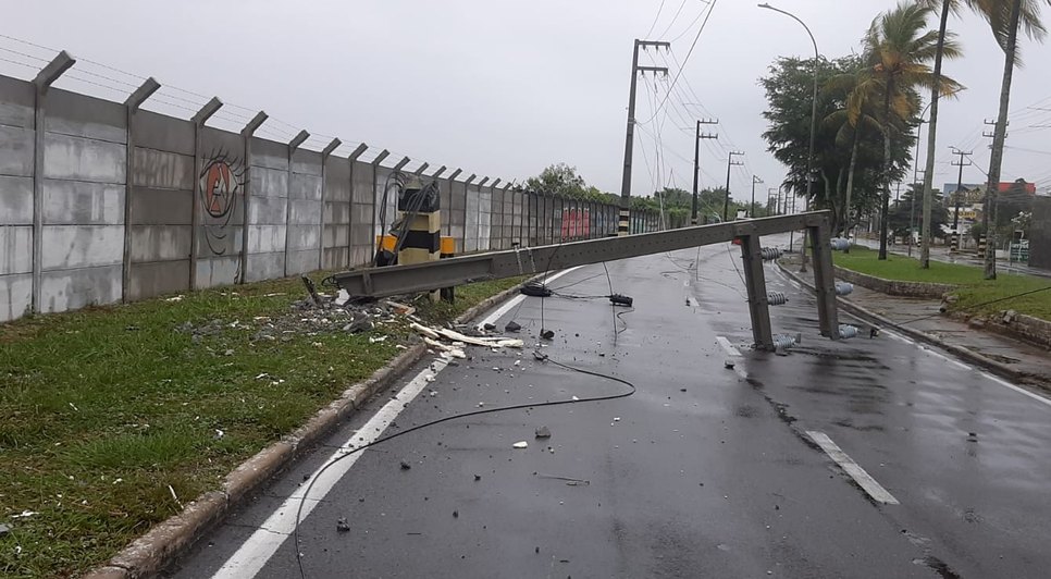 Carro derruba poste e deixa moradores sem energia na Zona Sul de Aracaju