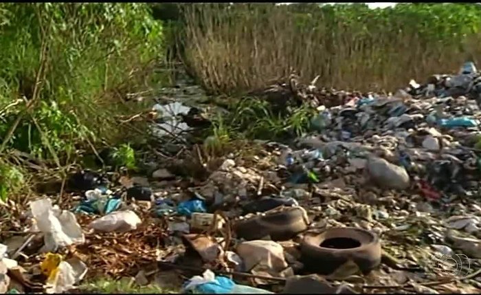 Pneu descartado no meio ambiente polui solo e lençois freáticos - Foto: Divulgação