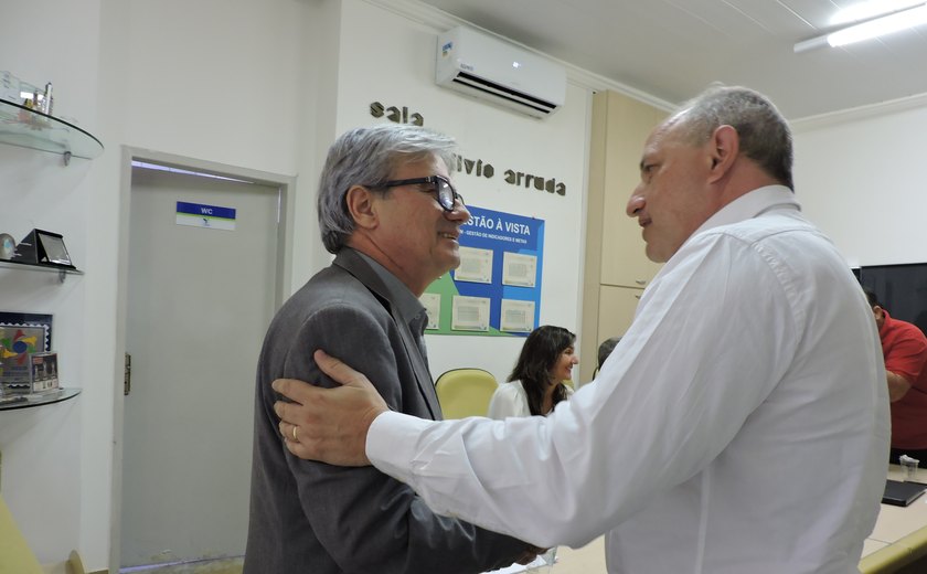 Casal recebe visita de diretor da empresa de saneamento de Israel