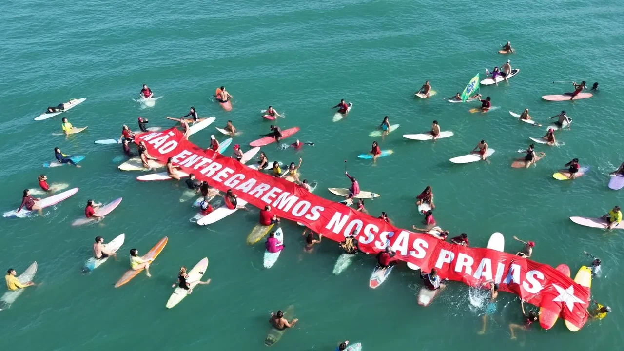 Faixa gigante em Copacabana denuncia risco de privatização das praias do Brasil, projeto de Flávio e Neymar