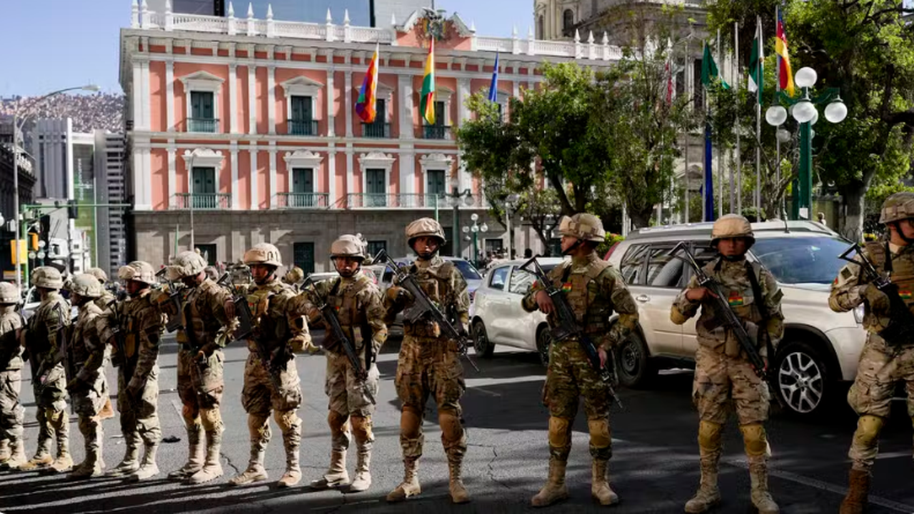 Chefe do Exército tenta dar golpe na Bolívia, cerca palácio e acaba preso