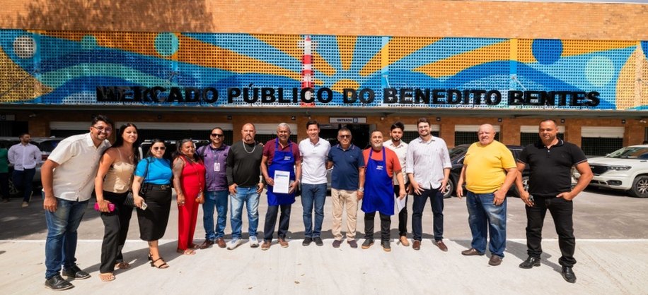 Entrega de permissões aos comerciantes do mercado público do Biu. Foto: Victor Vercant/ Secom Maceió