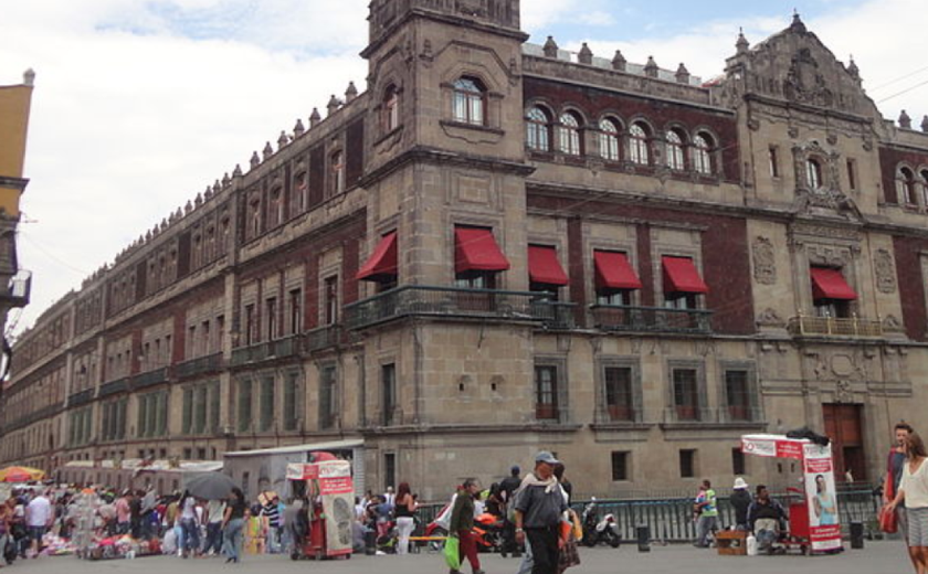 Manifestantes encapuzados usam caminhonete para arrombar portão do Palácio Nacional do México; veja vídeo