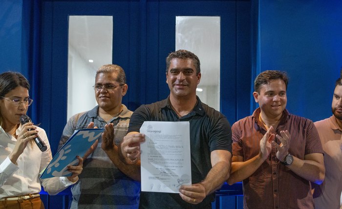 Prefeito Dani Vasconcelos em cerimônia de entrega de equipamentos públicos