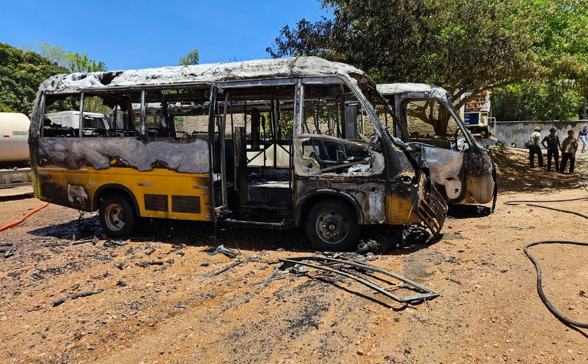 Incêndio destrói dois ônibus escolares no interior de Alagoas