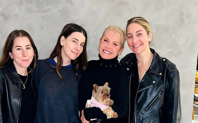 Irmãs Haim encontram Xuxa após cantar 'Ilariê' em festival