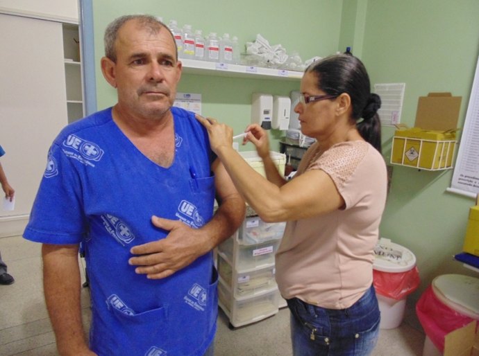 Servidores da Emergência do Agreste são vacinados contra a Influenza