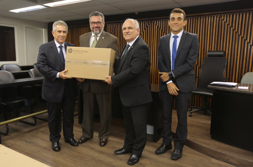 Presidente Otávio Praxedes entrega 178 computadores ao Fórum da Capital