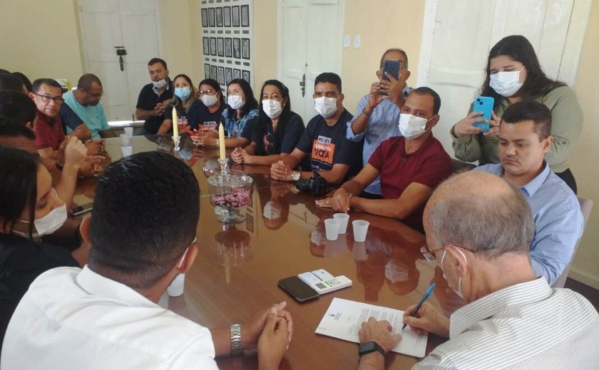 Prefeito Ronaldo Lopes assina projeto de lei sobre novo salário dos agentes de saúde