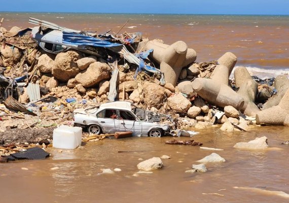 Repressão política de governo extraoficial líbio aumenta tragédia humana após históricas inundações em Derna