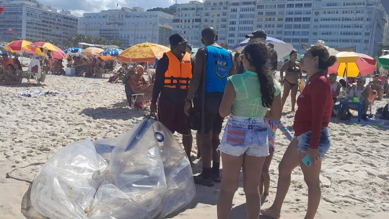 Aluguel de bolhas aquáticas é ilegal no RJ; guardas apreendem material após incidente com casal