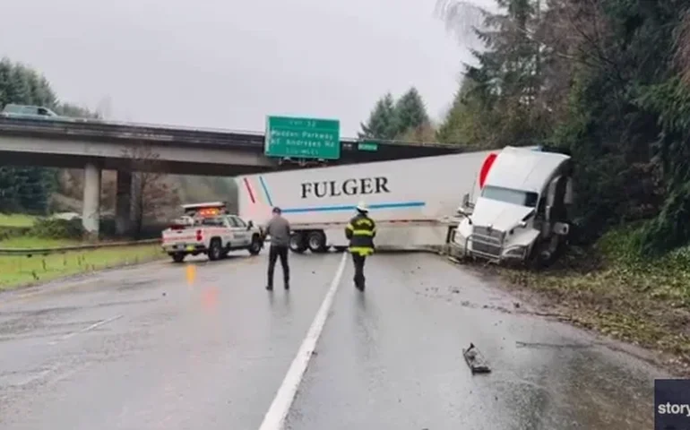 Reboque articulado é empurrado para fora da rodovia