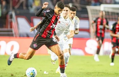 Vitória vence o Internacional no Barradão e volta à primeira parte da tabela