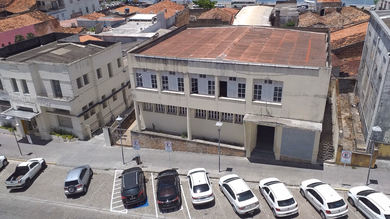 Penedo começa com chuva rápida e abre sol durante o dia