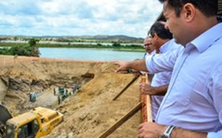 Novas adutoras levam água para 1 milhão de alagoanos