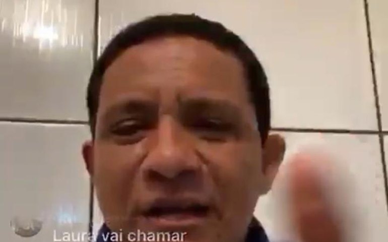 Prefeito Julio Cezar faz “live” e exibe pistola importada em cima da mesa