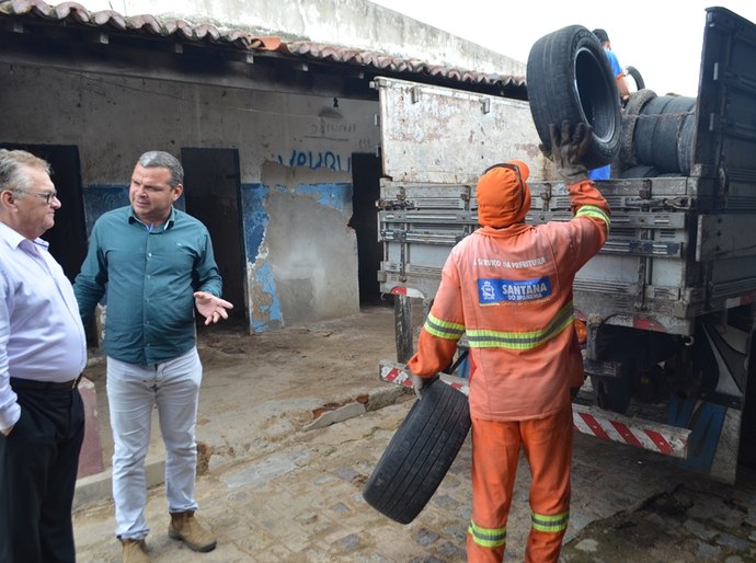 Prefeitura de Santana retira 400 pneus sem serventia e destina para reciclagem